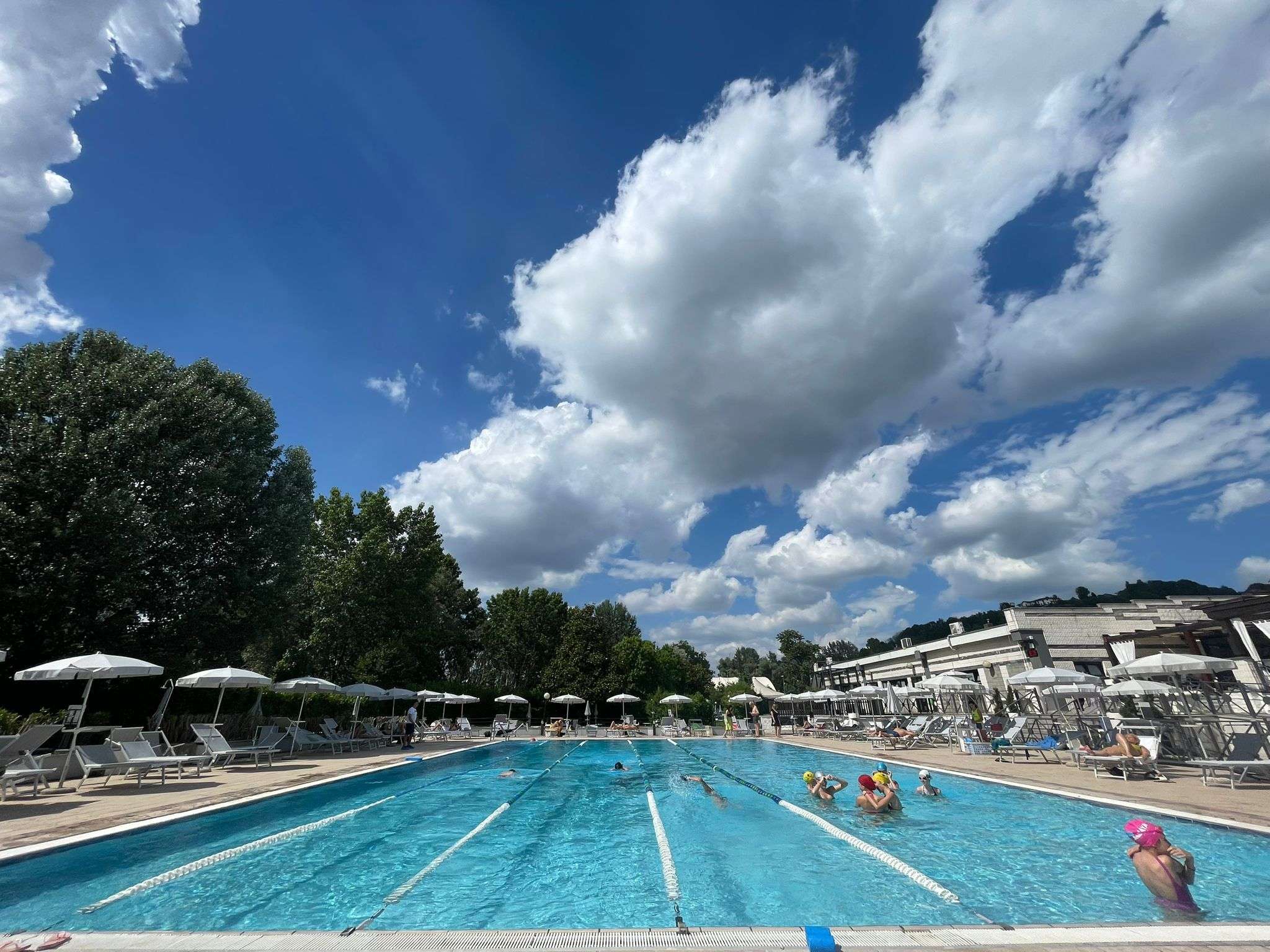 Sport e relax ai piedi della collina: al via la stagione estiva della piscina outdoor dei Ronchiverdi