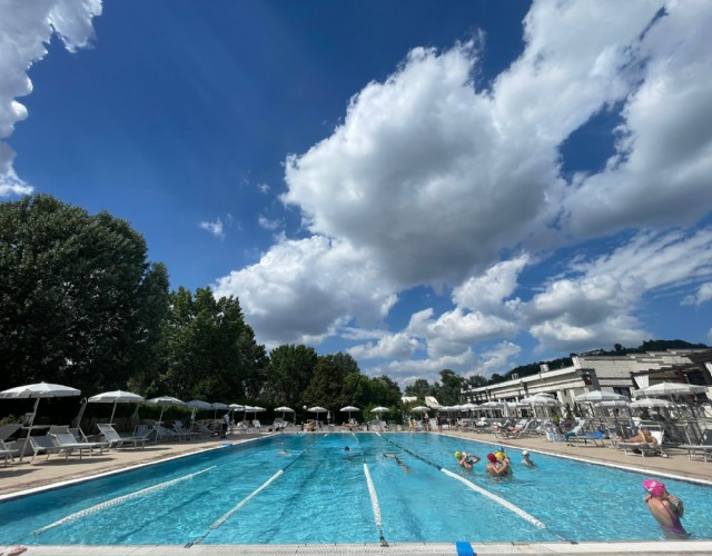 Sport e relax ai piedi della collina: al via la stagione estiva della piscina outdoor dei Ronchiverdi