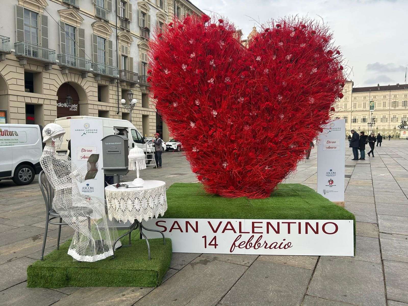 Ecco il cuore di San Valentino con 300 fascine in piazza Castello fino al 17 febbraio