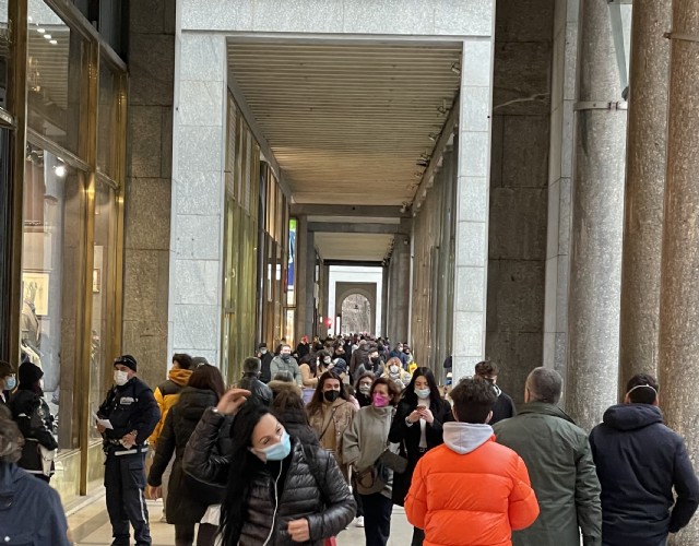 Folla in centro a Torino: via Roma presa d’assalto. Tutti a passeggio e a fare shopping. Cittadini furibondi