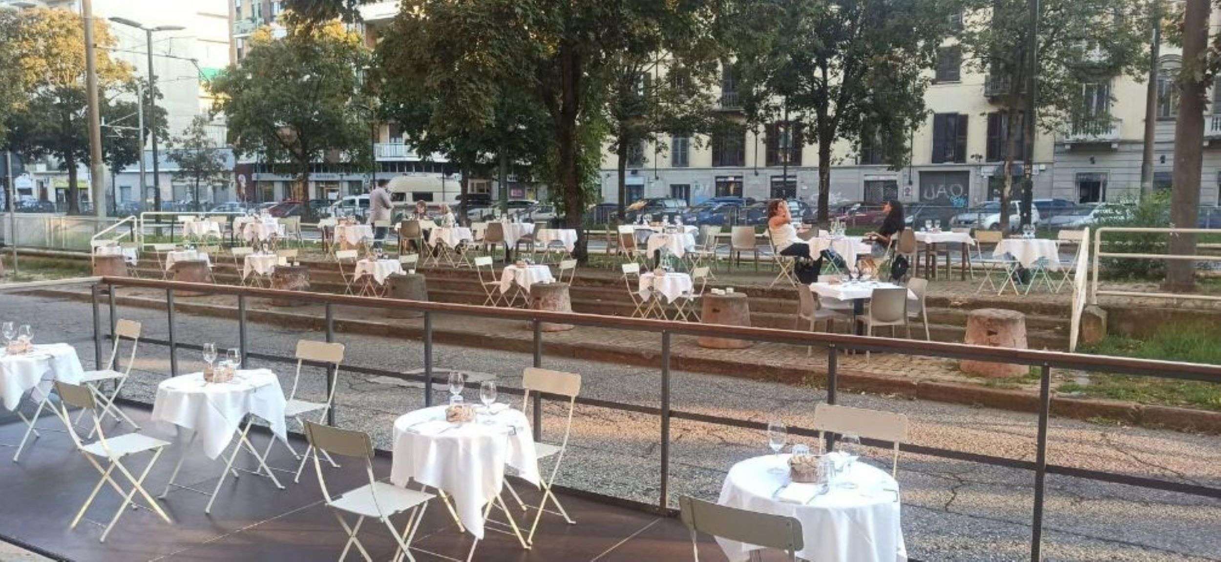 Un dehor sulle rotaie del tram dell'ex linea 3, è la suggestiva location del Bacalhau Osteria