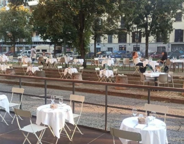 Un dehor sulle rotaie del tram dell'ex linea 3, è la suggestiva location del Bacalhau Osteria