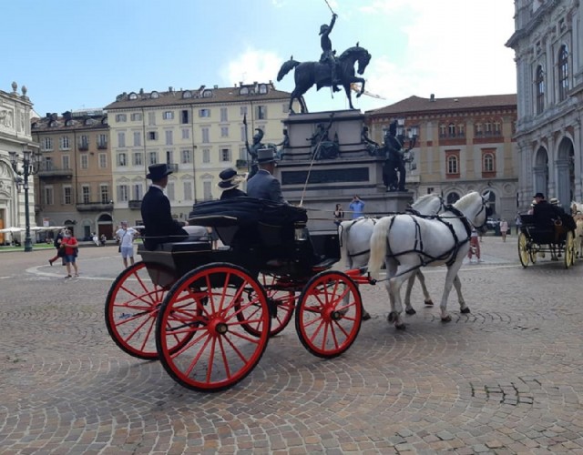 Torino indietro nel tempo con la sfilata delle carrozze storiche