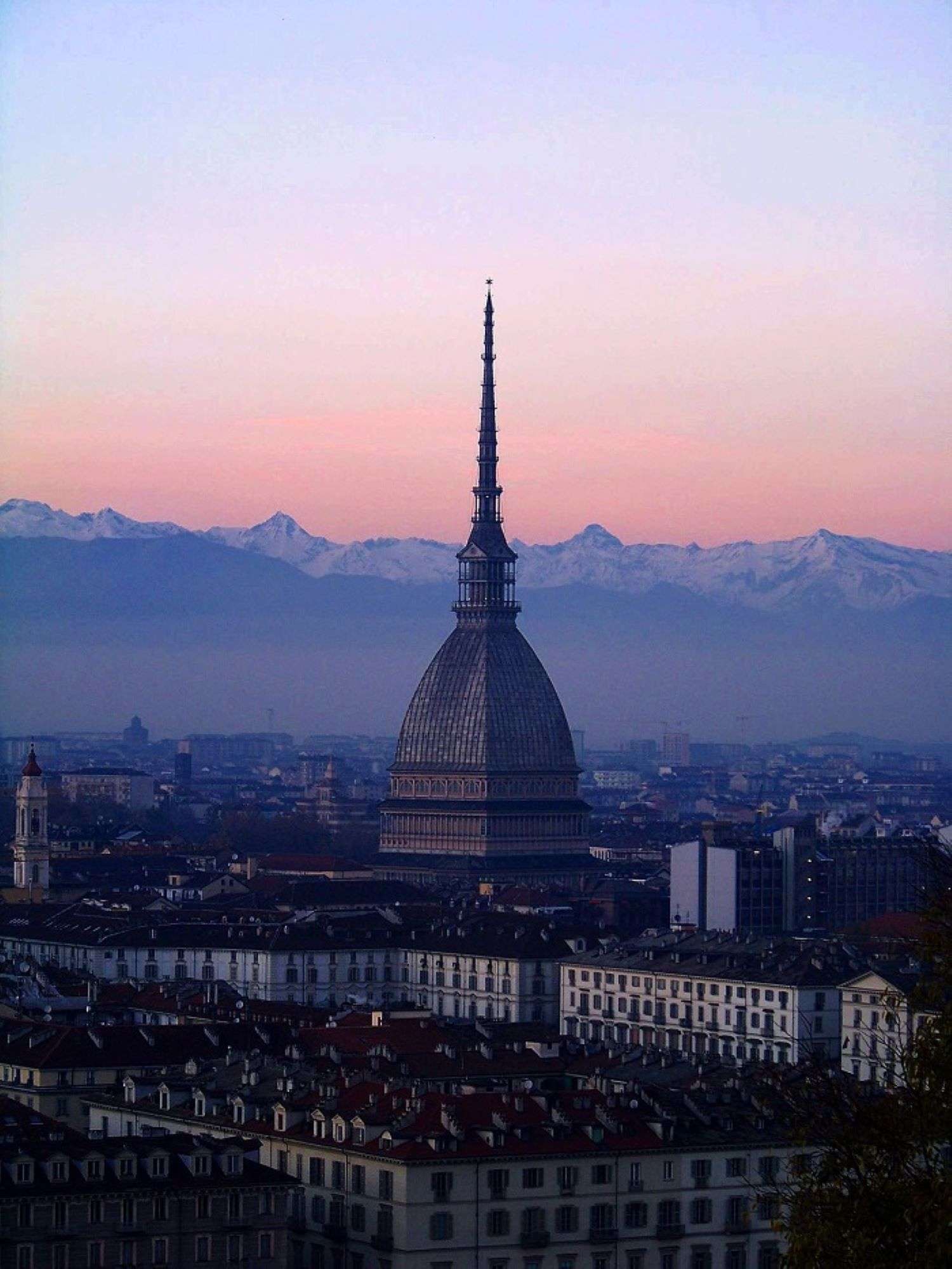 La Mole Antonelliana si illumina con il logo scelto per l'Eurovision Song Contest 2022