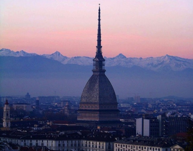 La Mole Antonelliana si illumina con il logo scelto per l'Eurovision Song Contest 2022