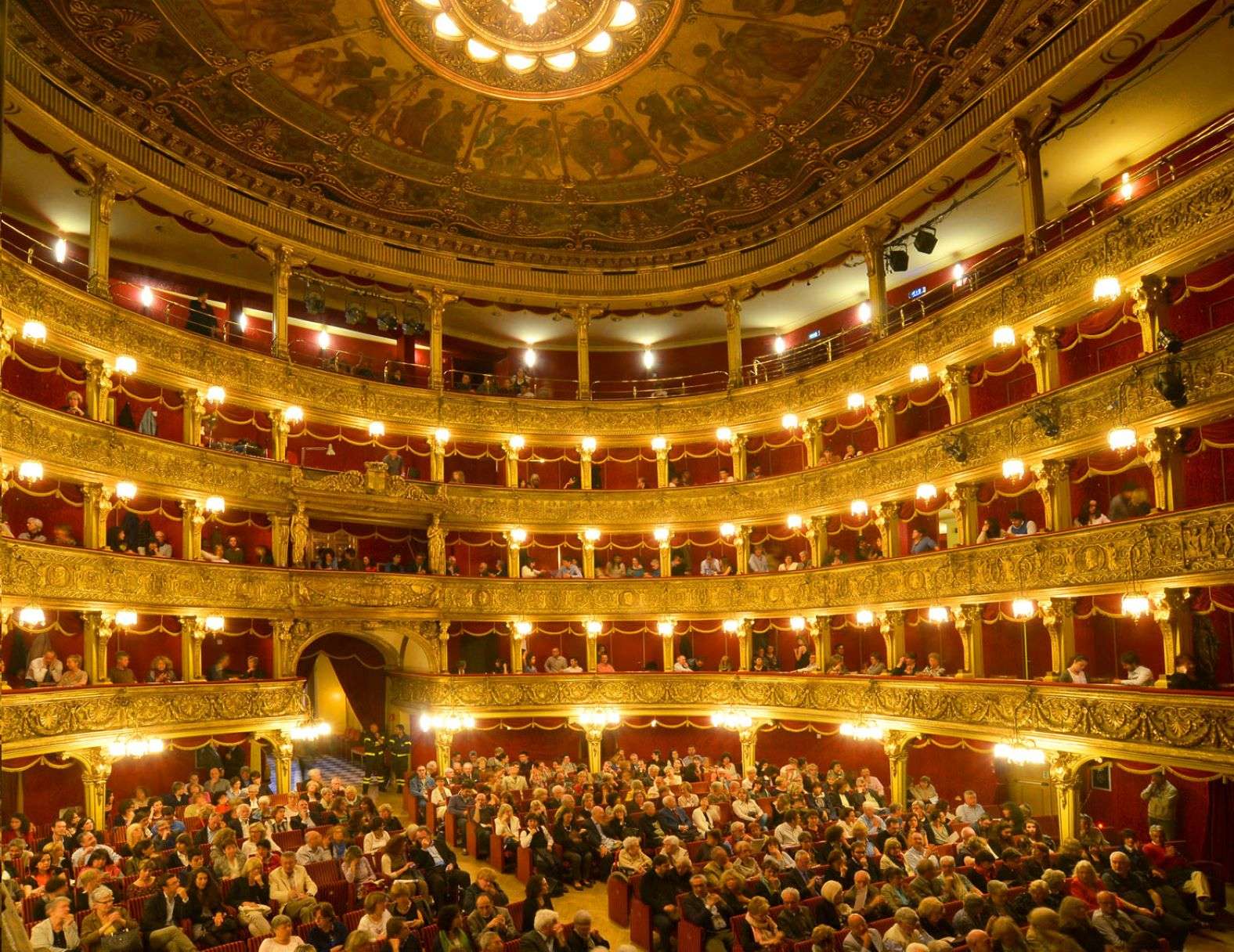 Il Teatro Stabile festeggia il ritorno alla capienza normale con 100 biglietti a 10 euro