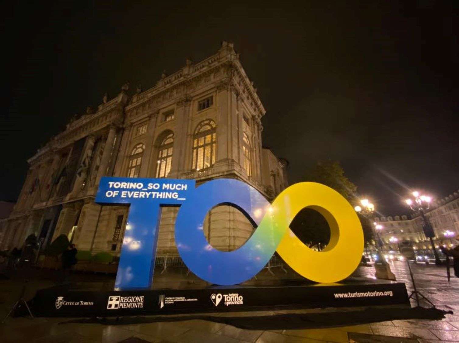 In piazza Castello il mega logo delle Atp Finals dedicato all'evento di tennis più importante del mondo