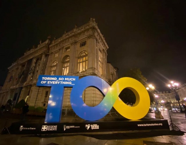 In piazza Castello il mega logo delle Atp Finals dedicato all'evento di tennis più importante del mondo