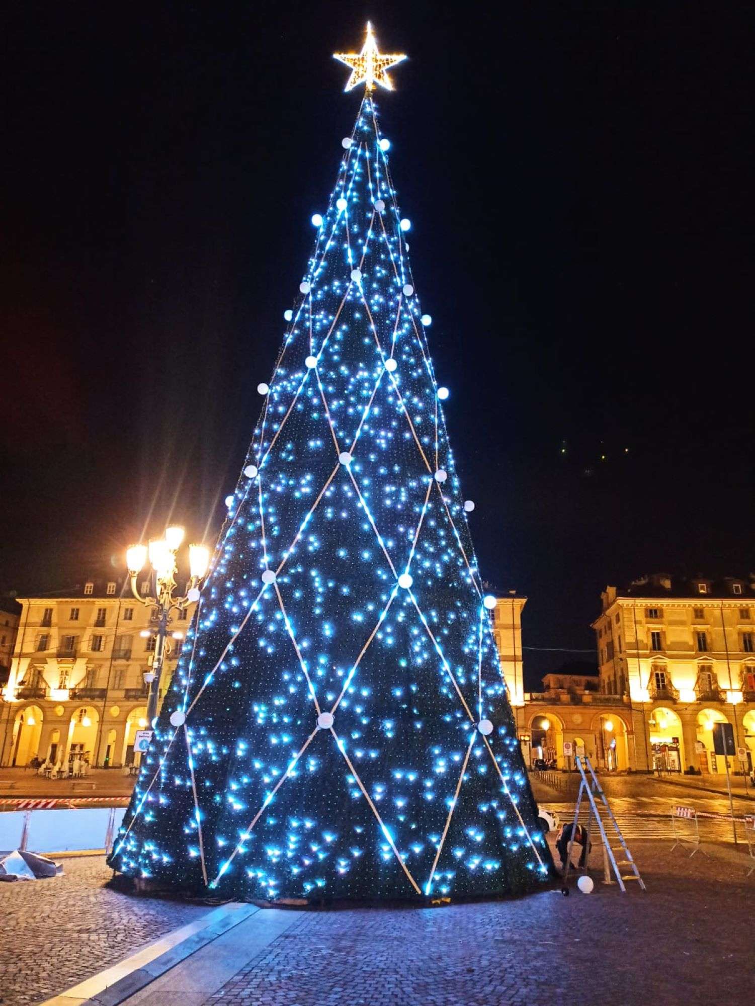 E' il giorno dell'inaugurazione del presepe di Luzzati e dell'accensione dell'albero delle polemiche