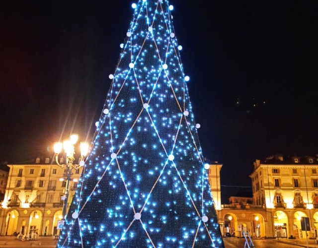 E' il giorno dell'inaugurazione del presepe di Luzzati e dell'accensione dell'albero delle polemiche