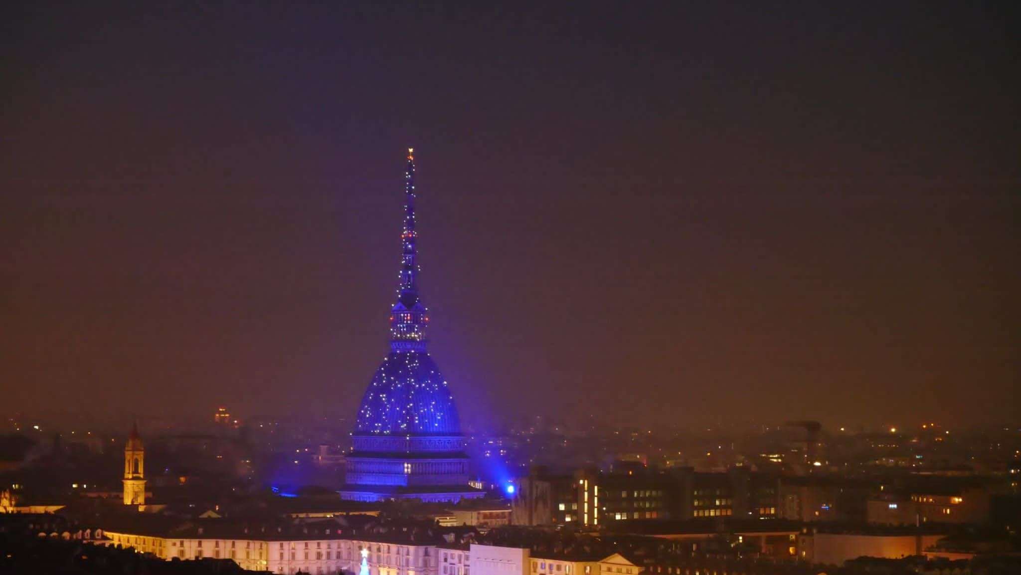 Blu, rossa o bollicine, la Mole Antonelliana illumina il Natale di Torino