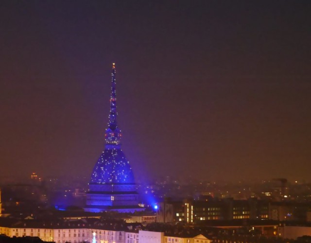 Blu, rossa o bollicine, la Mole Antonelliana illumina il Natale di Torino