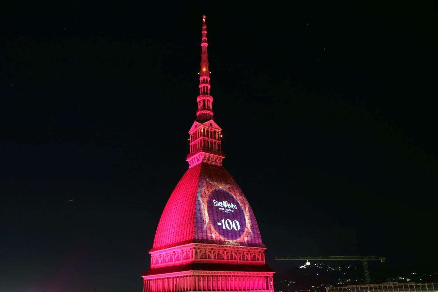 Amadeus dà inizio al conto alla rovescia verso Eurovision e la Mole si illumina