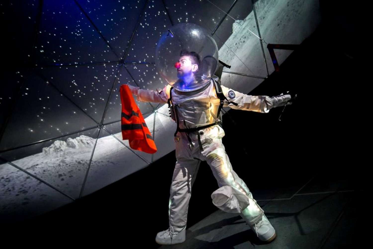 “Juri the Cosmonaut” dallo spazio a Torino con il circo Flic