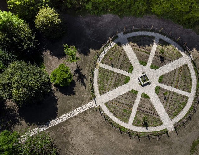 Viaggio nell’Orto aromatico e yoga nel parco del Castello di Miradolo