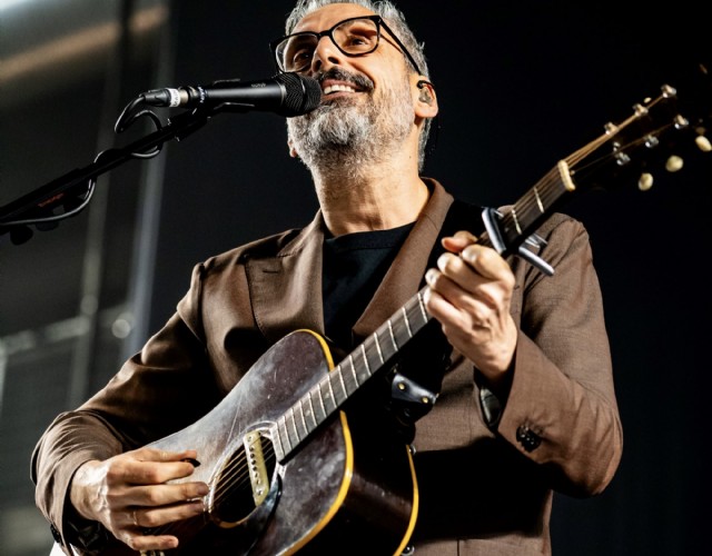 Brunori Sas in concerto a Torino con la sua musica-poesia da vero cantautore