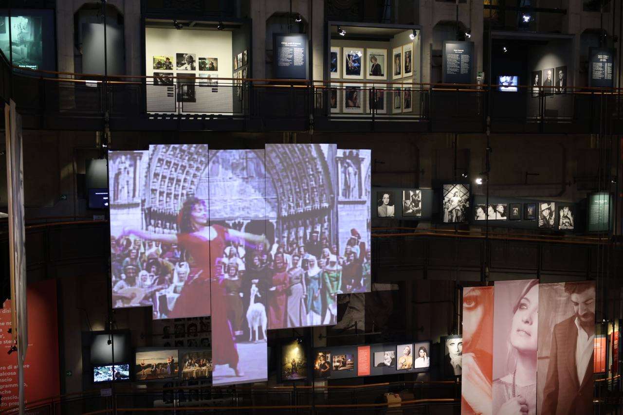 Photocall, in Mole Antonelliana una mostra sul rapporto tra attori, attrici e fotografia