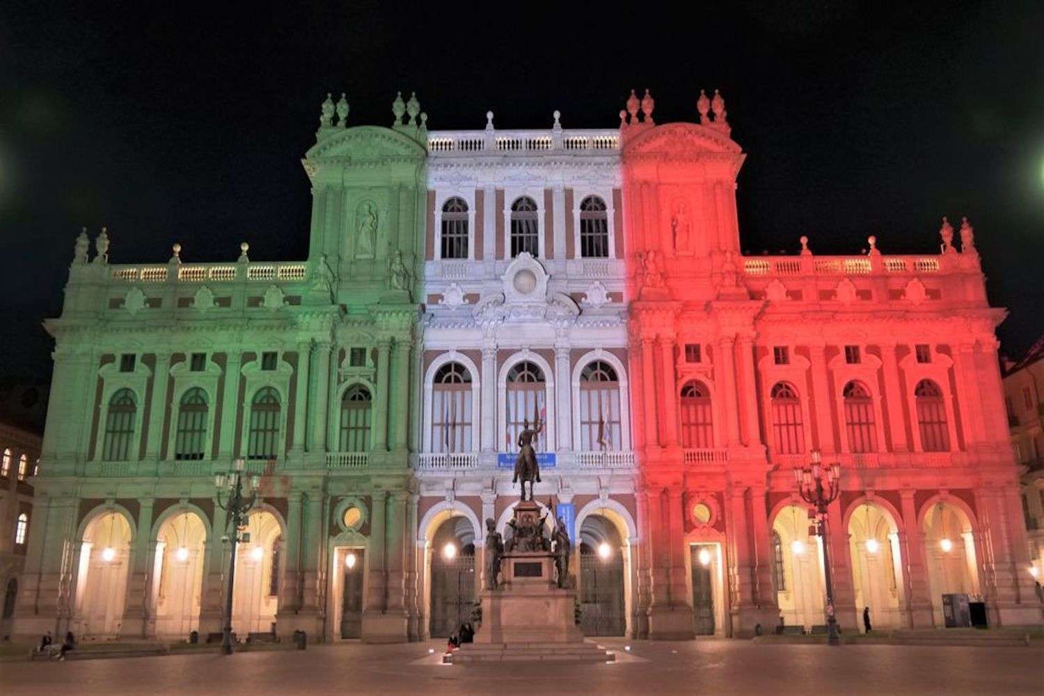 La bandiera tricolore sulla facciata del Museo del Risorgimento per i 160 anni dell'Unità d'Italia