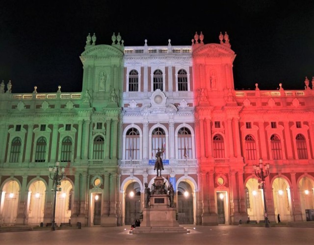 La bandiera tricolore sulla facciata del Museo del Risorgimento per i 160 anni dell'Unità d'Italia